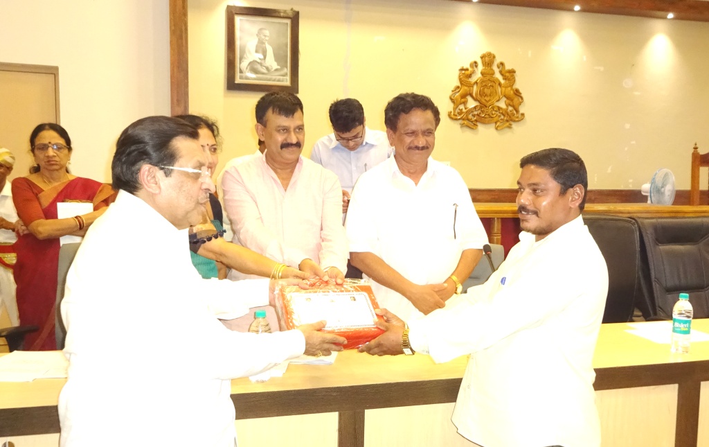 ಮಡಿಕೇರಿ: ಜಿಲ್ಲಾ ಉಸ್ತುವಾರಿ ಸಚಿವರಿಂದ ಅಭಿವೃದ್ಧಿ ಕಾರ್ಯಗಳಿಗೆ ಚಾಲನೆ; ಸರಕಾರದ ಸೌಲಭ್ಯಗಳ ವಿತರಣೆ